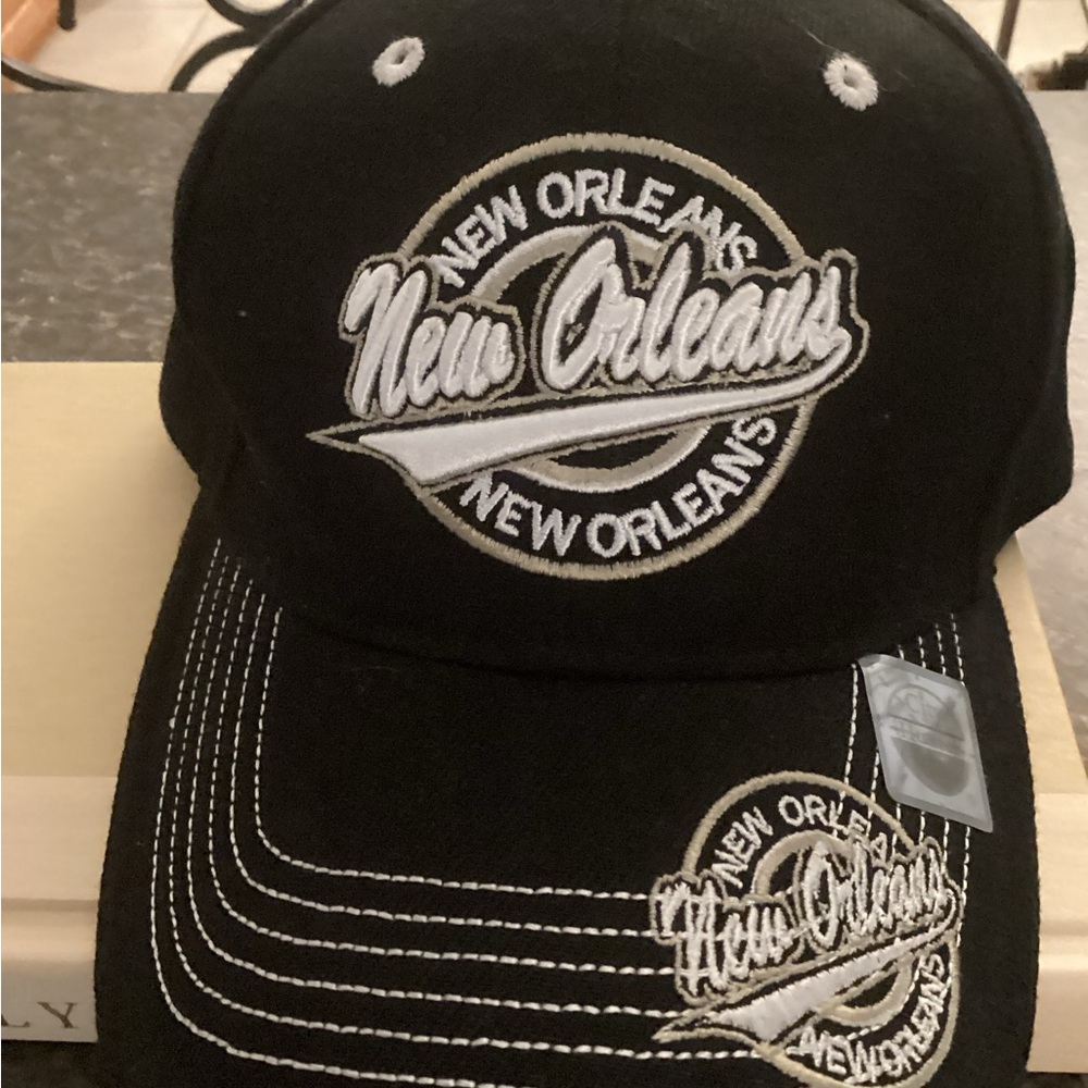 City Hunter New Orleans Black and White Hat with Striking Stitching.